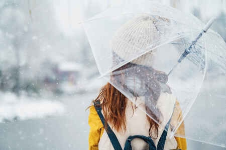 雪-人像-伞-女孩-近春园 图片素材