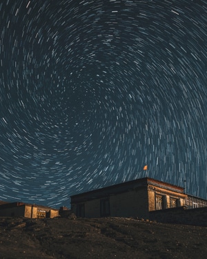 西藏-山南-普莫雍错-星轨-夜空 图片素材