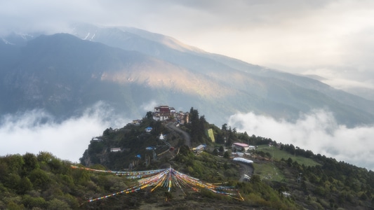 梦幻-西藏-山南-卡久寺-早上 图片素材