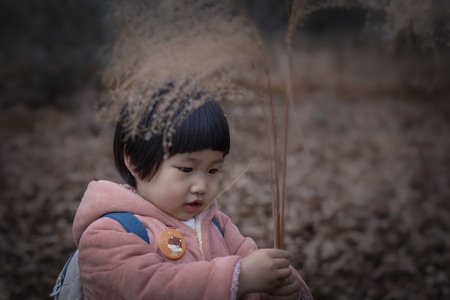 女孩-人像-山间-儿童-孩子 图片素材
