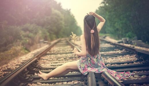 人像-旅拍-女孩-花季-铁路 图片素材